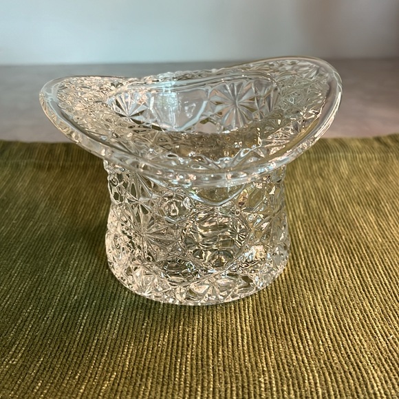 Fenton daisy & buttons top hat 3.25” pressed glass vase - Picture 2 of 4